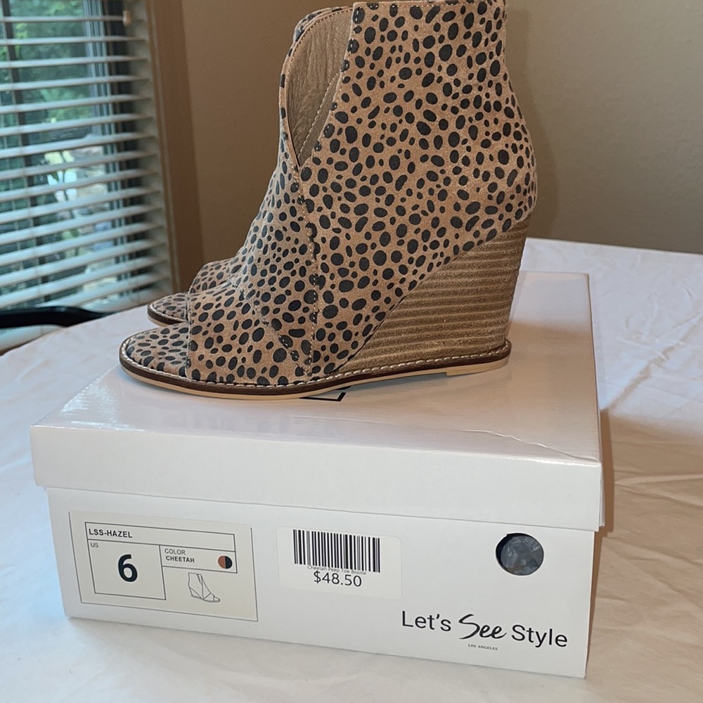 Let’s See Style Cheetah peep toe bootie size 6